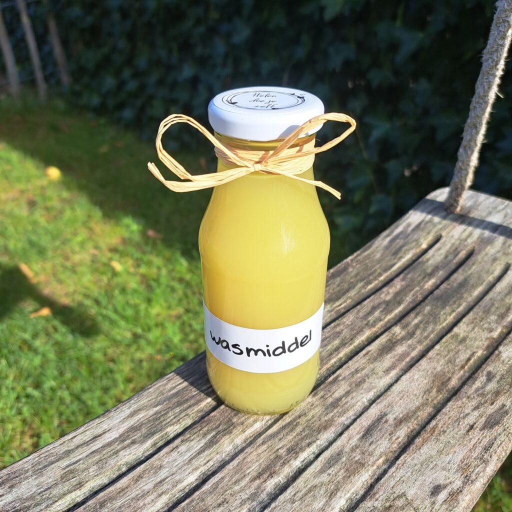 zelfgemaakt wasmiddel in een flesje